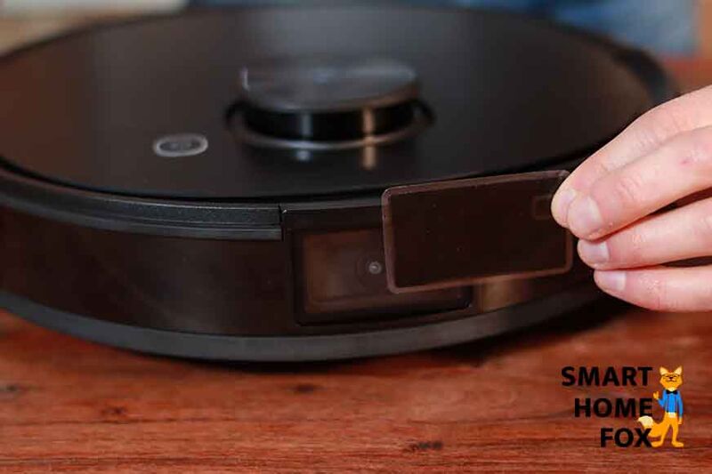 Eine schwarze Abdeckfolie wird vor die Kamera des Ecovacs Deebot T9 AIVI gehalten.